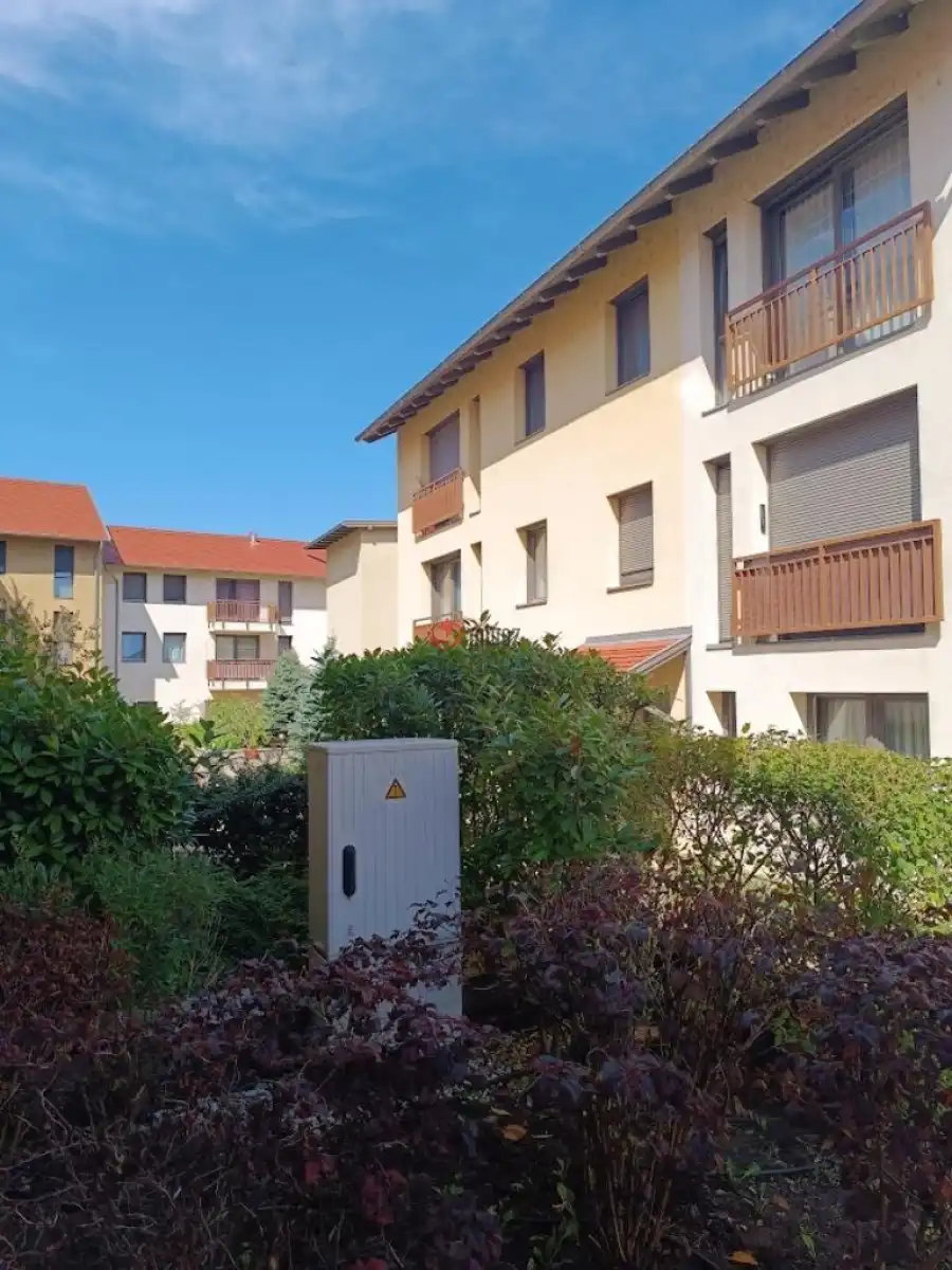Albérlet, kiadó újszerű téglalakás, Tata