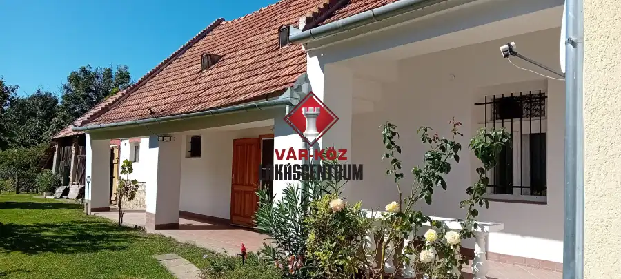 eladó családi ház, Bakonyság