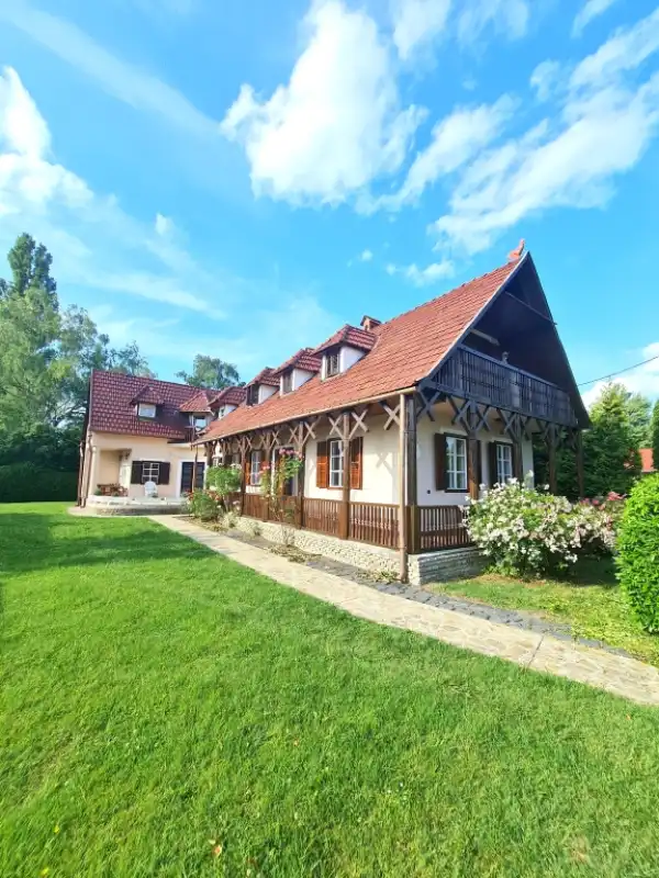 Eladó családi ház, Balatonmáriafürdő 8 szoba 220 m² 109.91 M Ft