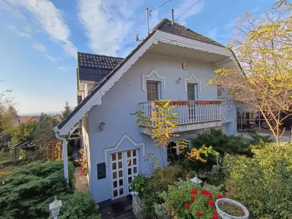 Eladó családi ház, Erdőkertes 6 szoba 250 m² 169.9 M Ft