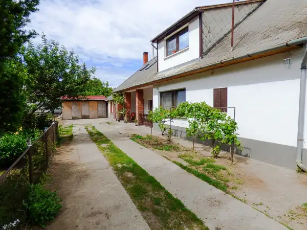Eladó családi ház, Gárdony 4+4 szoba 185 m² 77.49 M Ft