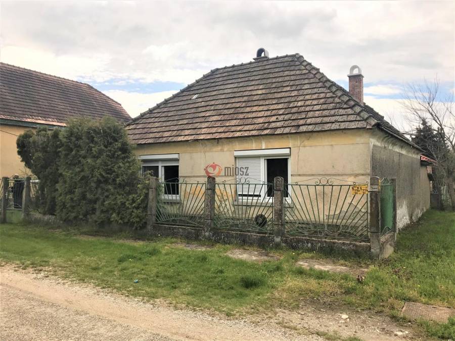 eladó családi ház, Naszály
