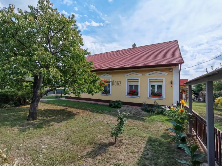 eladó családi ház, Pécel