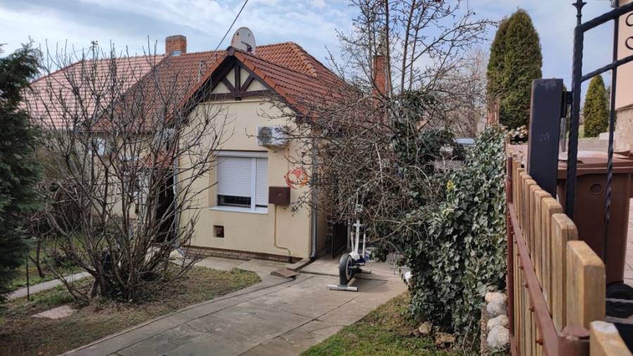 eladó családi ház, Pécs