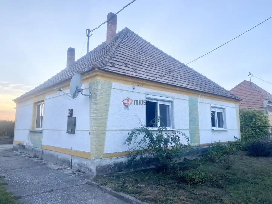 eladó családi ház, Szákszend