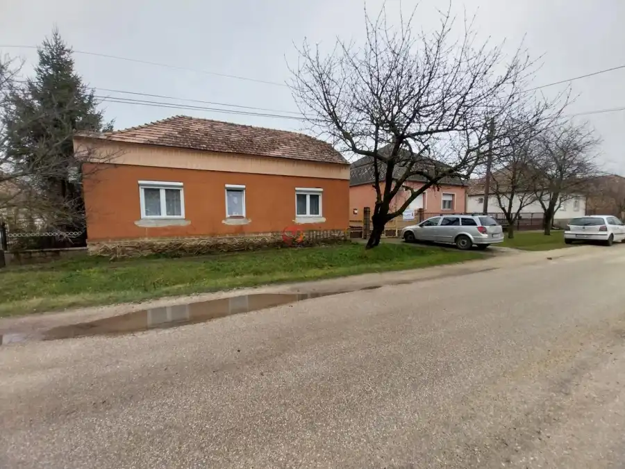 eladó családi ház, Szákszend