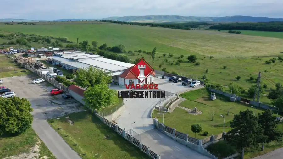eladó ipari ingatlan, Hajmáskér