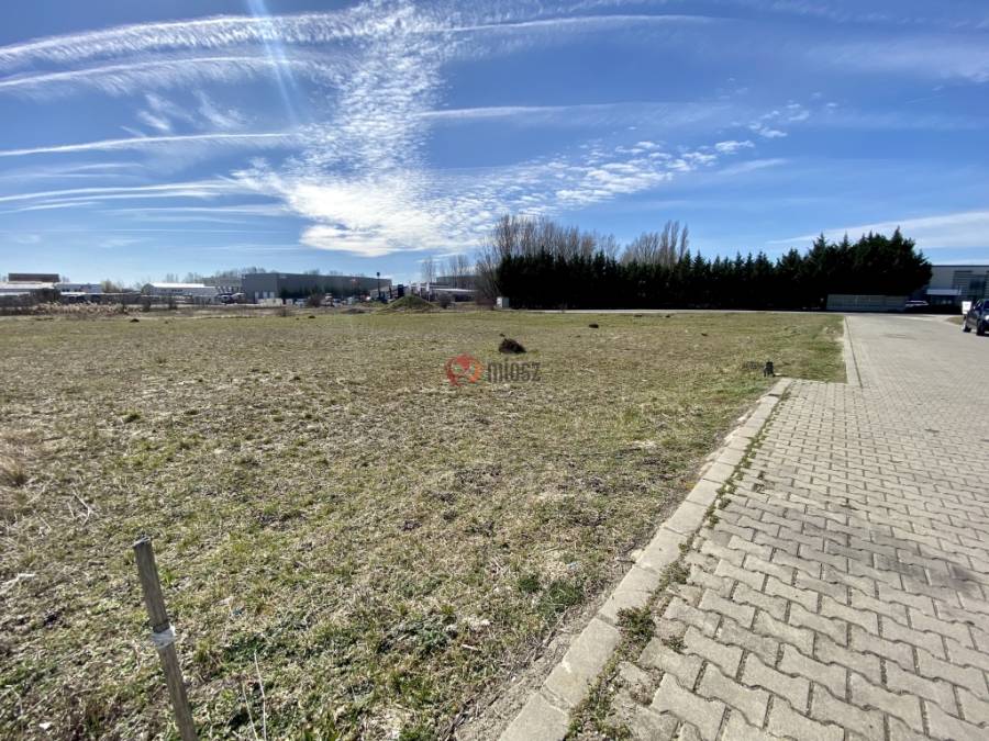 eladó ipari ingatlan, Sóskút