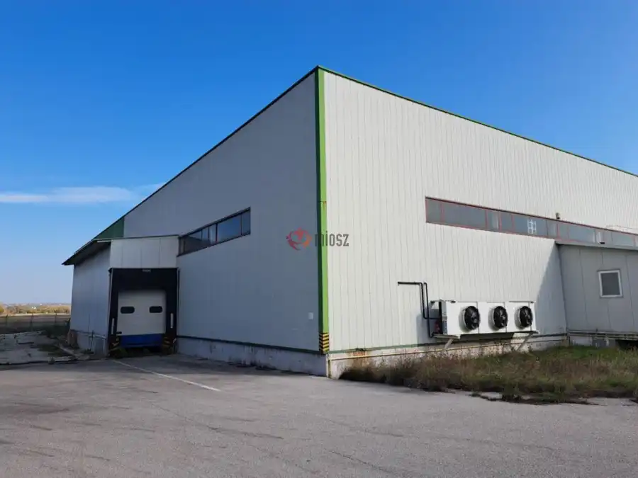 eladó ipari ingatlan, Tahitótfalu