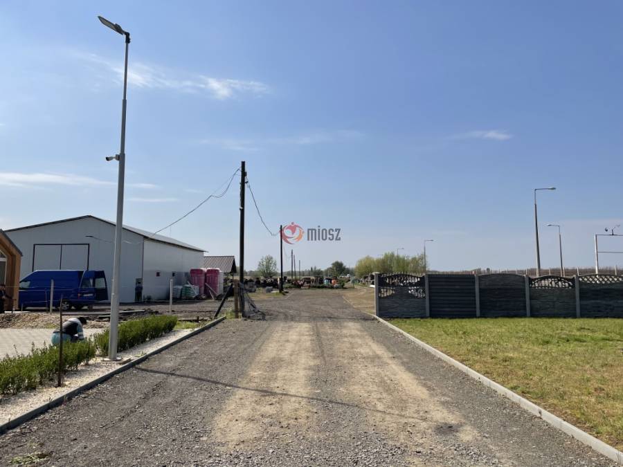 eladó ipari ingatlan, Téglás