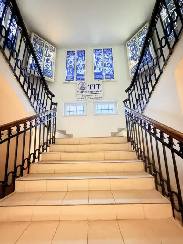 Eladó iroda, Tatabánya 11 szoba 514 m² 194 M Ft