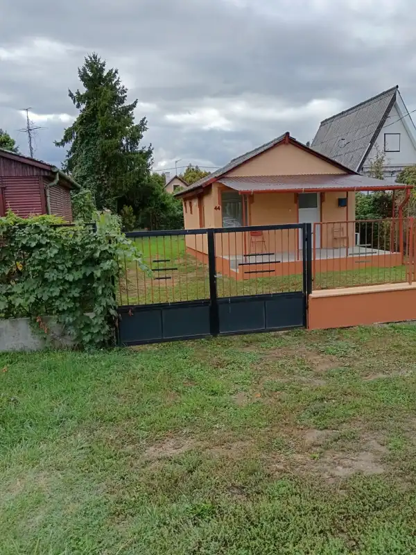 Eladó nyaraló, Tóalmás 1+1 szoba 42 m² 22 M Ft