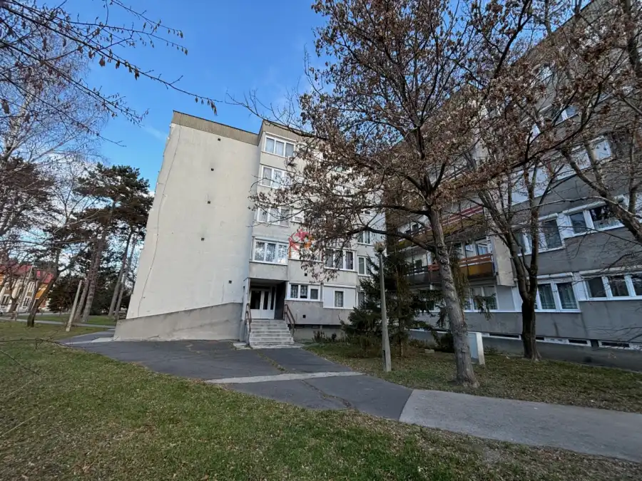eladó panellakás, Komárom
