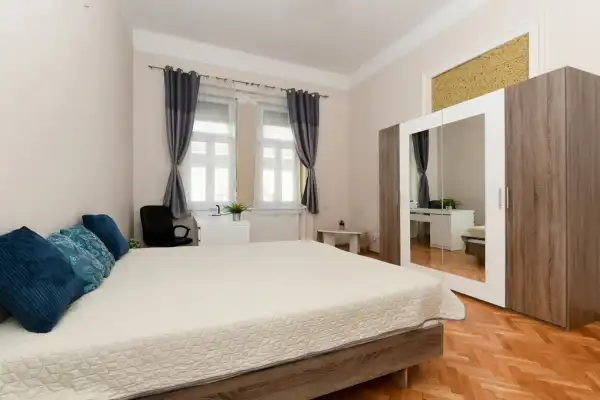 Eladó téglalakás, Budapest, VI. kerület 3 szoba 80 m² 99 M Ft