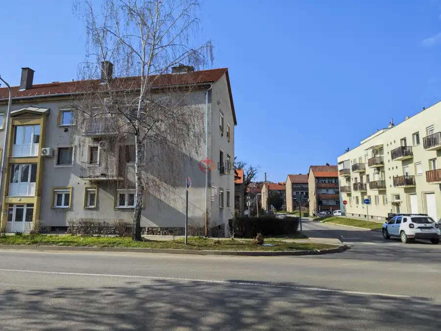 eladó téglalakás, Komló