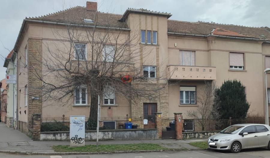 eladó téglalakás, Pécs