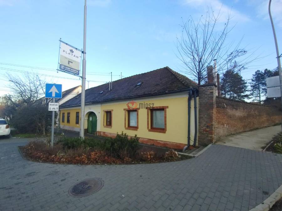 eladó téglalakás, Tata