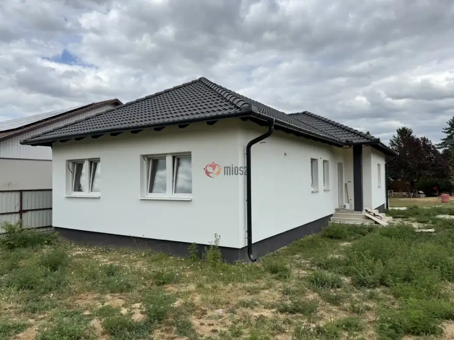 eladó új építésű családi ház, Gomba