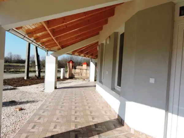 Eladó új építésű vendéglátás, Cserkeszőlő 15 szoba 292 m² 179 M Ft