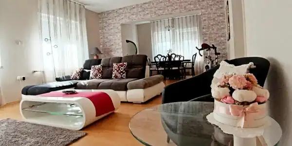 Eladó újszerű családi ház, Baja 4 szoba 300 m² 130 M Ft