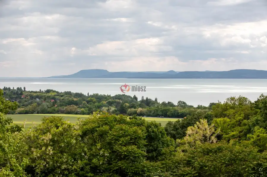 eladó újszerű családi ház, Balatonföldvár