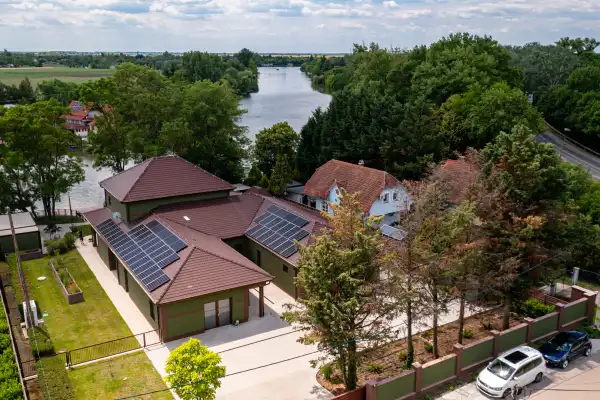 Eladó újszerű családi ház, Békésszentandrás 3 szoba 418 m² 550 M Ft