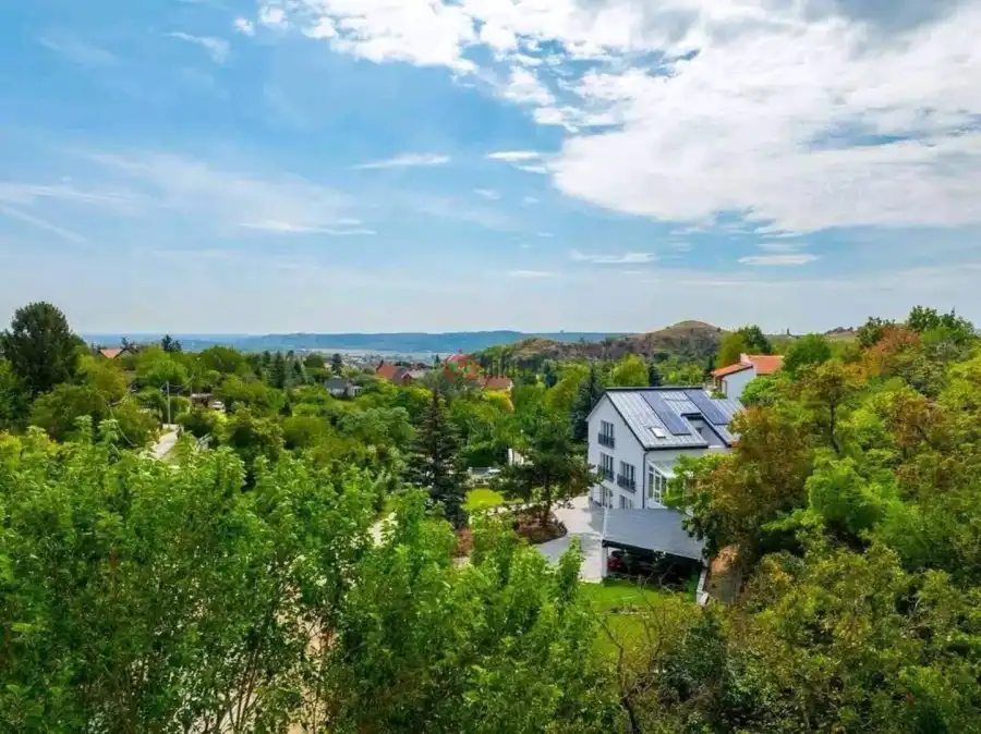 eladó újszerű családi ház, Budaörs