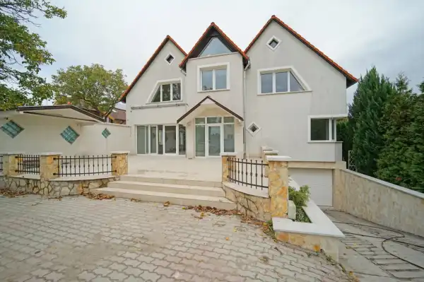 Eladó újszerű családi ház, Budapest, XVII. kerület 9 szoba 523 m² 210 M Ft