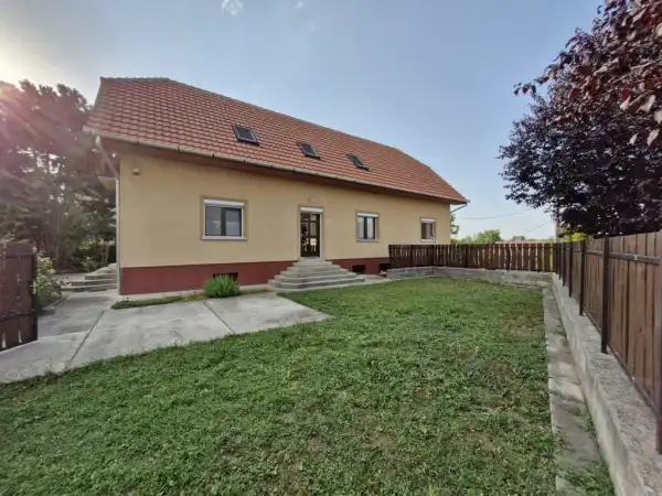 Eladó újszerű családi ház, Dány 6 szoba 310 m² 64.9 M Ft