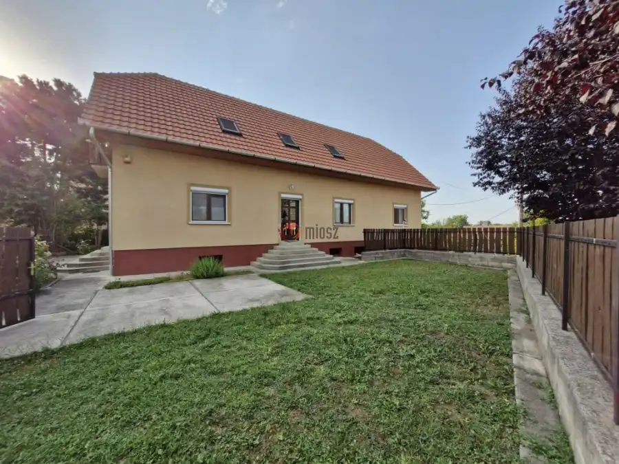 eladó újszerű családi ház, Dány