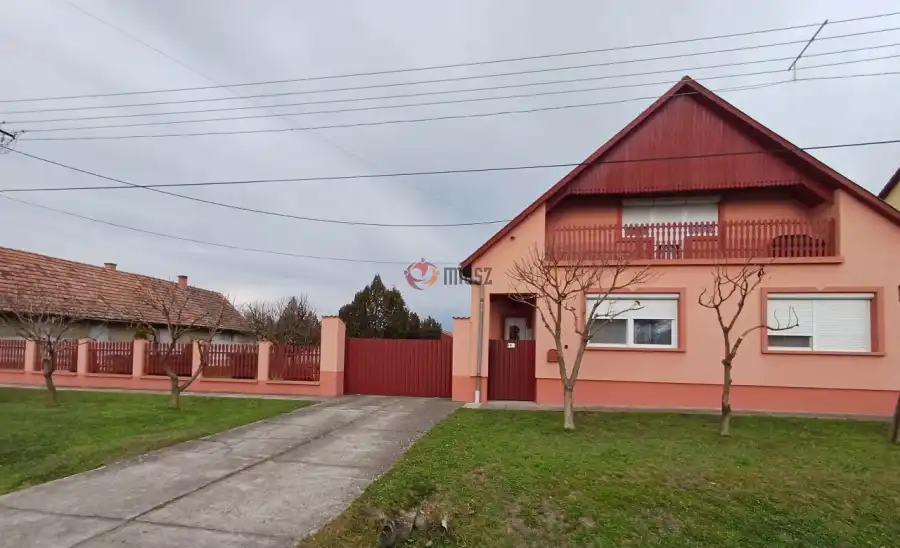 eladó újszerű családi ház, Érsekcsanád