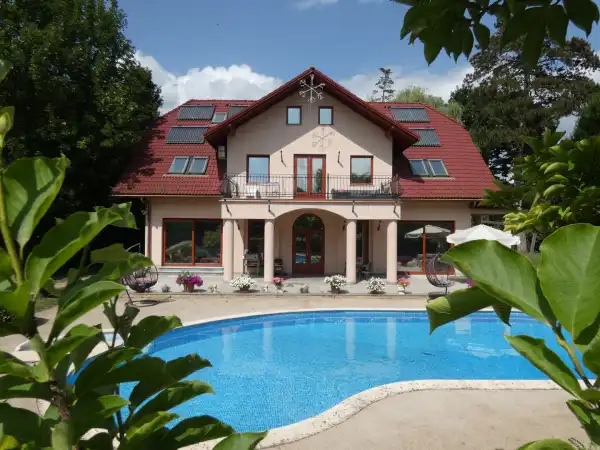 Eladó újszerű családi ház, Gödöllő 7 szoba 472 m² 550 M Ft