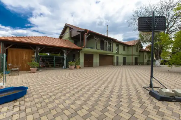 Eladó újszerű családi ház, Kartal 5+1 szoba 435 m² 249.99 M Ft