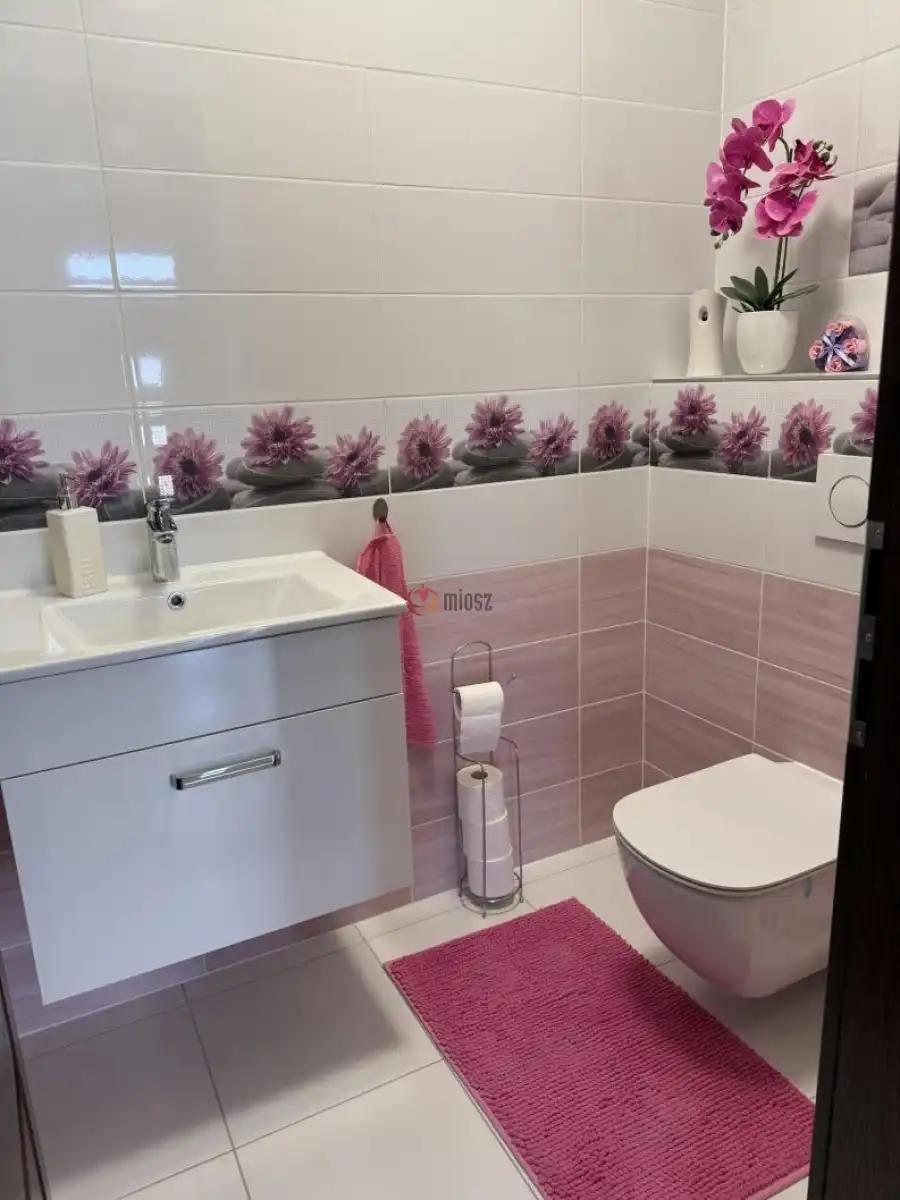 eladó újszerű családi ház, Komárom