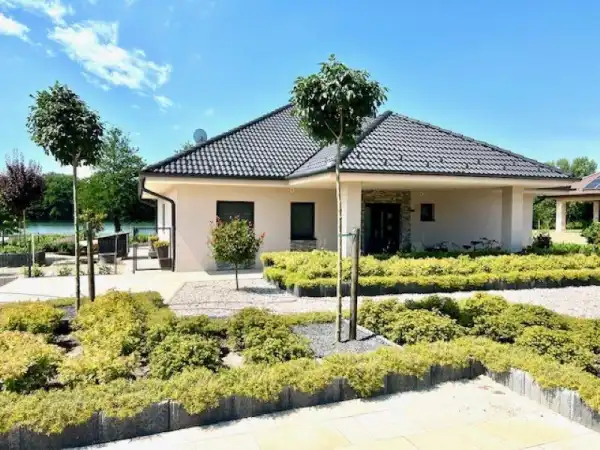 Eladó újszerű családi ház, Környe 4+1 szoba 175 m² 220 M Ft