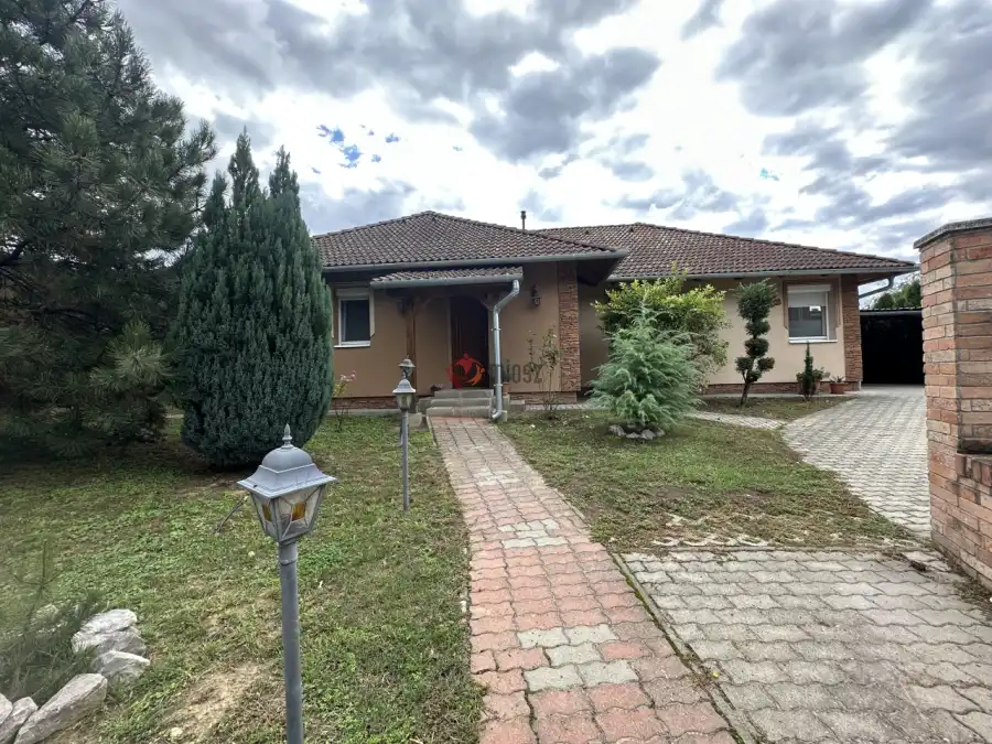 eladó újszerű családi ház, Orci
