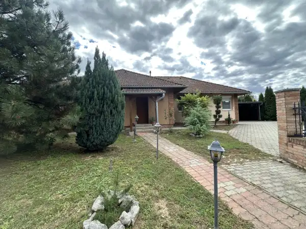 Eladó újszerű családi ház, Orci 6 szoba 200 m² 119.9 M Ft