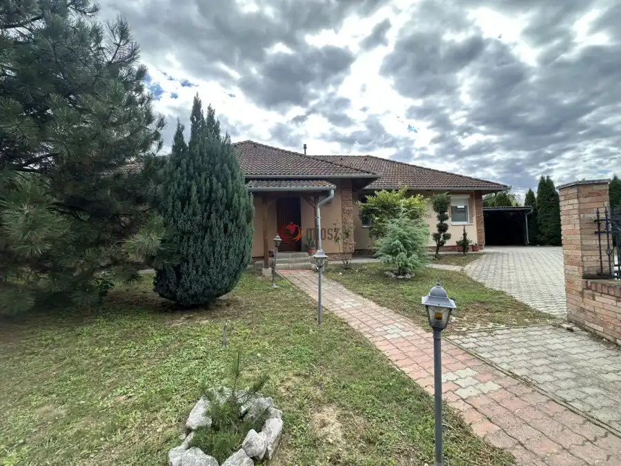 eladó újszerű családi ház, Orci