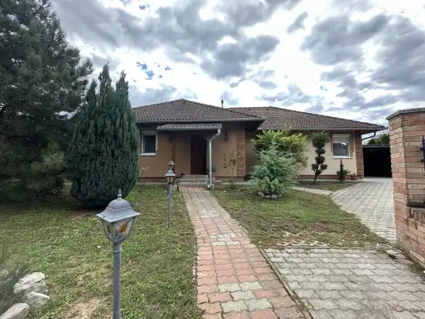 Eladó újszerű családi ház, Orci 6 szoba 200 m² 99.9 M Ft