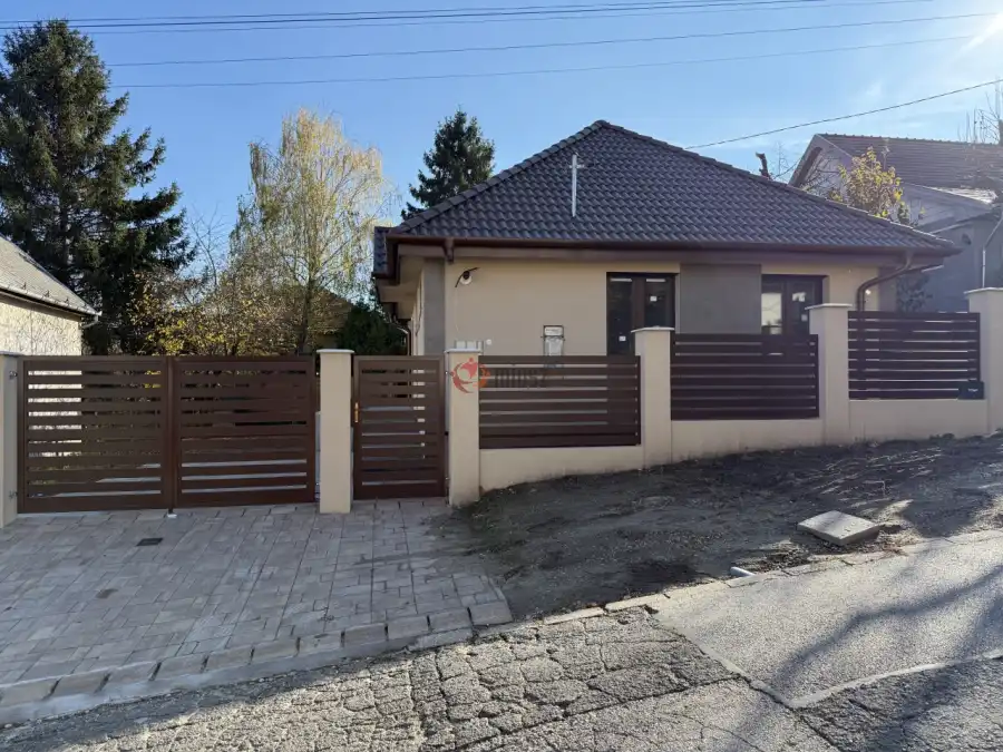 eladó újszerű családi ház, Pécel