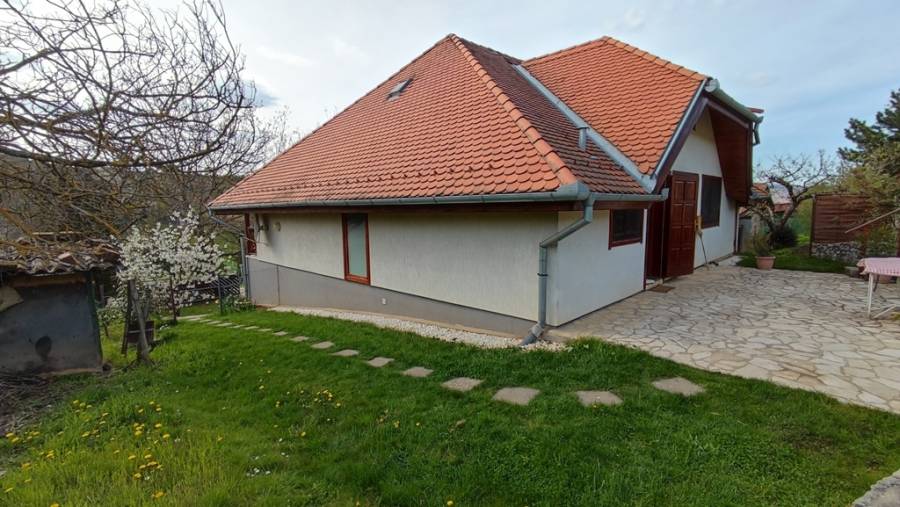 eladó újszerű családi ház, Pécs