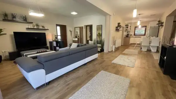Eladó újszerű családi ház, Tata 4 szoba 131 m² 125 M Ft