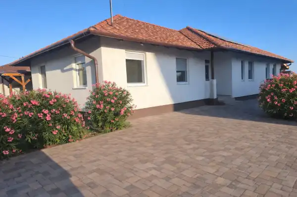 Eladó újszerű családi ház, Tököl 4+1 szoba 136 m² 135 M Ft