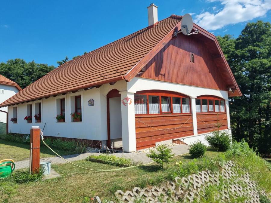 eladó újszerű családi ház, Vértessomló
