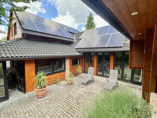 Eladó újszerű családi ház, Vértesszőlős 7 szoba 210 m² 155 M Ft