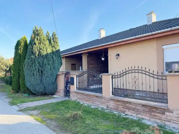 Eladó újszerű ikerház, Pécel 3+1 szoba 91 m² 114.9 M Ft