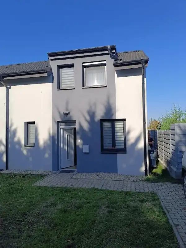 Eladó újszerű ikerház, Tata 4 szoba 77 m² 89.9 M Ft