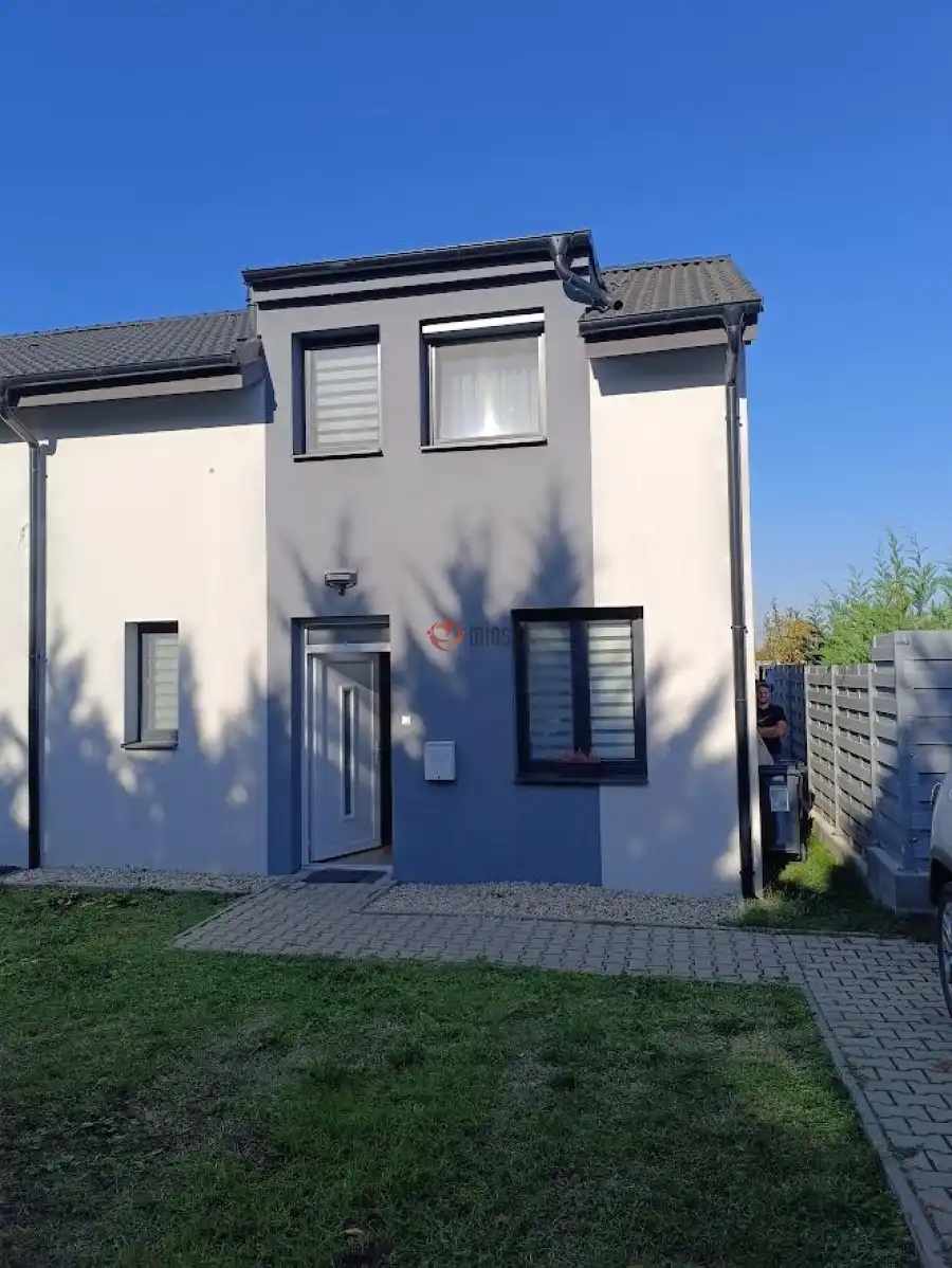 eladó újszerű ikerház, Tata