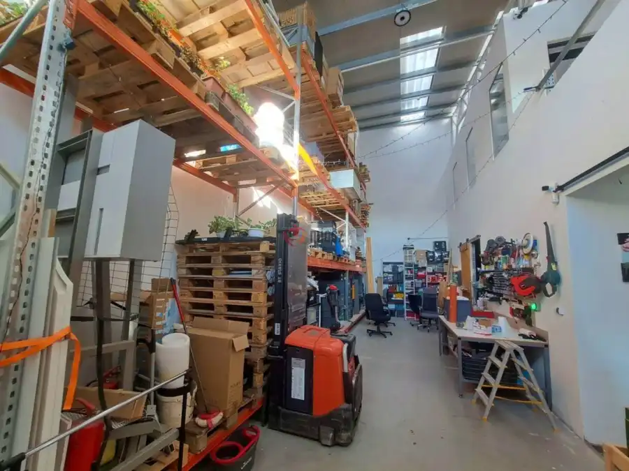 eladó újszerű ipari ingatlan, Nagytarcsa