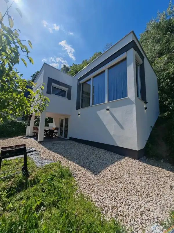 Eladó újszerű nyaraló, Tatabánya 2 szoba 65 m² 49.99 M Ft